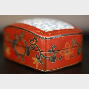 Vintage Chinese Red Lacquer Wood Trinket Box with Blue & White Porcelain Shard Lid � Hand Painted Decorative Keepsake Box