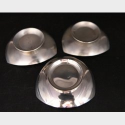 Set of�3 vintage stainless steel mini bowls�featuring a clean and elegant�Scandinavian modern design.