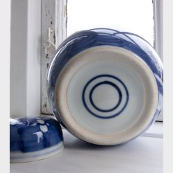 Chinese porcelain lidded vase in underglaze blue, Double circle mark, Ming period Styls