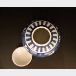 Chinese porcelain lidded vase in underglaze blue, Double circle mark, Ming period Styls