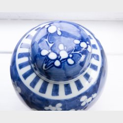 Chinese porcelain lidded vase in underglaze blue, Double circle mark, Ming period Styls