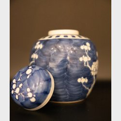 Chinese porcelain lidded vase in underglaze blue, Double circle mark, Ming period Styls