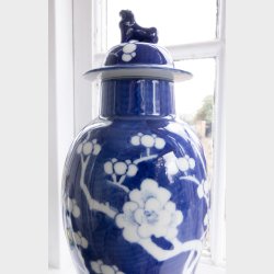 Striking Blue &amp; White Chinese Lidded Vase with Guardian Lion � 32 cm