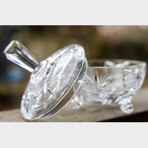 Elegant Footed Crystal Bonbonni�re with Diamond Cut Pattern & Lid