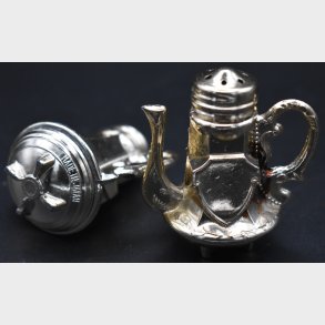 Vintage salt/pepper shaker, designed as a decorative�pitcher/tankard with spout
