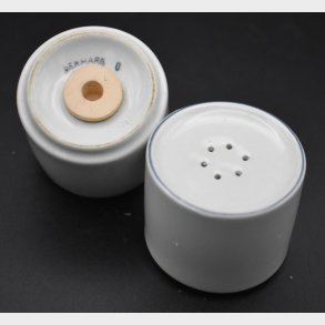 Set of�porcelain salt and pepper shakers�with a minimalist design