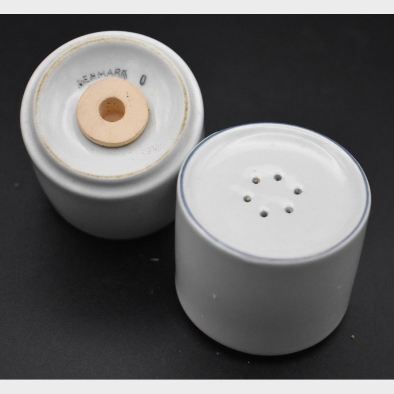 Set of�porcelain salt and pepper shakers�with a minimalist design