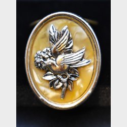 Vintage Floral Bird Clip Brooch � Mother-of-Pearl Style with Silver-Tone Relief