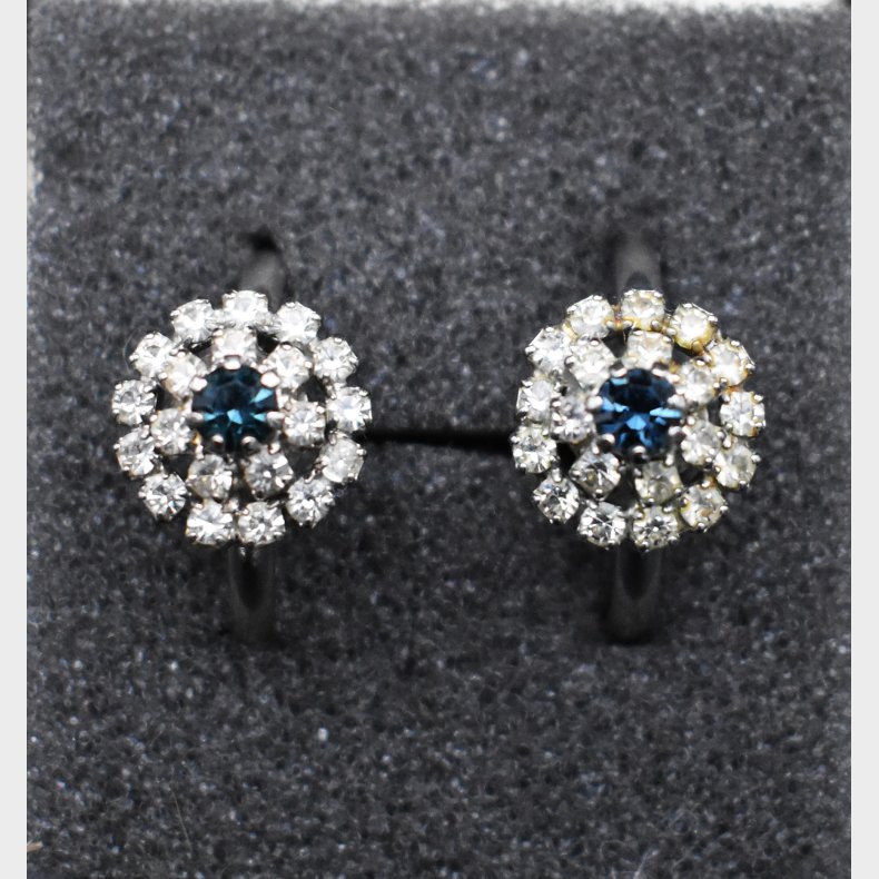 Elegant vintage-inspired jewelry set consisting of a matching ring and pair of stud earrings