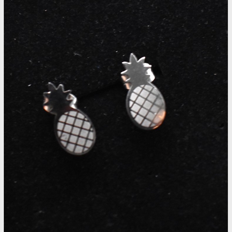 Minimalist Pineapple Stud Earrings � Silver-Tone Tropical Design