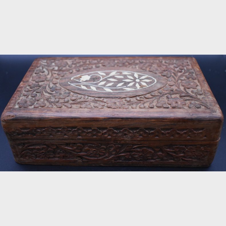 Vintage Hand-Carved Wooden Jewelry Box � Ornate Floral Relief with Inlaid Lid &amp; Velvet Interior