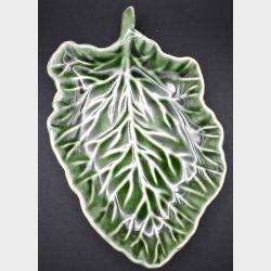 Green Leaf-Shaped Ceramic Dish � Decorative Nature-Inspired Design