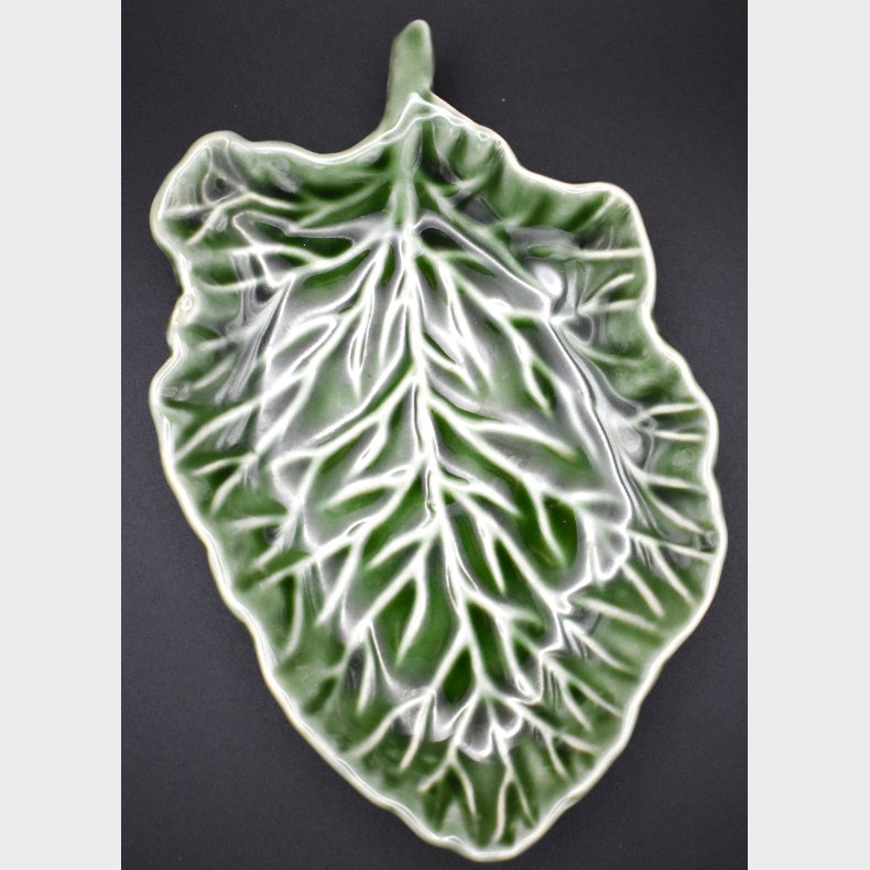 Green Leaf-Shaped Ceramic Dish � Decorative Nature-Inspired Design