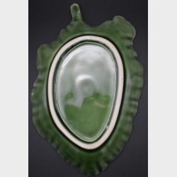 Green Leaf-Shaped Ceramic Dish � Decorative Nature-Inspired Design