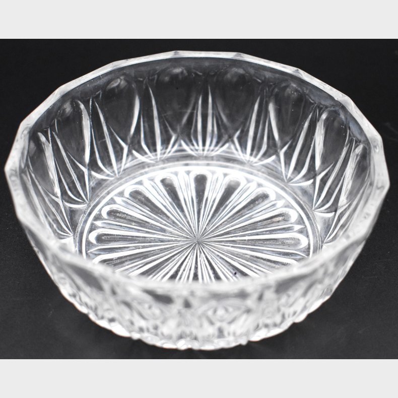 Vintage Pressed Glass Bowl with Starburst Pattern � Clear Decorative Dish