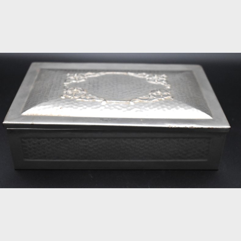 Vintage Metal Box �Marietta E. Nobel�