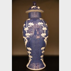 Striking Blue &amp; White Chinese Lidded Vase with Guardian Lion � 32 cm