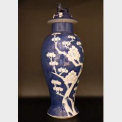 Striking Blue &amp; White Chinese Lidded Vase with Guardian Lion � 32 cm