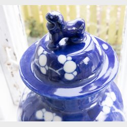 Striking Blue &amp; White Chinese Lidded Vase with Guardian Lion � 32 cm