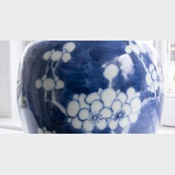 Chinese porcelain lidded vase in underglaze blue, Double circle mark, Ming period Styls
