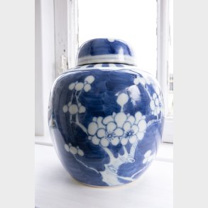 Chinese porcelain lidded vase in underglaze blue, Double circle mark, Ming period Styls