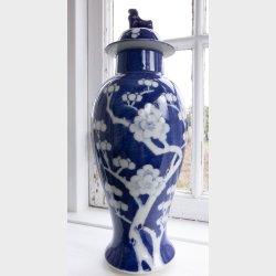Striking Blue &amp; White Chinese Lidded Vase with Guardian Lion � 32 cm