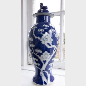 Striking Blue & White Chinese Lidded Vase with Guardian Lion � 32 cm
