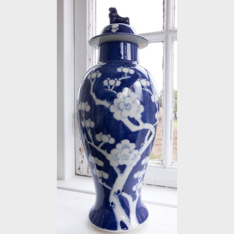 Striking Blue &amp; White Chinese Lidded Vase with Guardian Lion � 32 cm