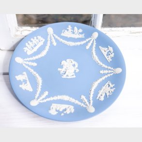 Vintage Light Blue Wedgwood Jasperware Plate with Cherub & Garland Motif � 22.5 cm